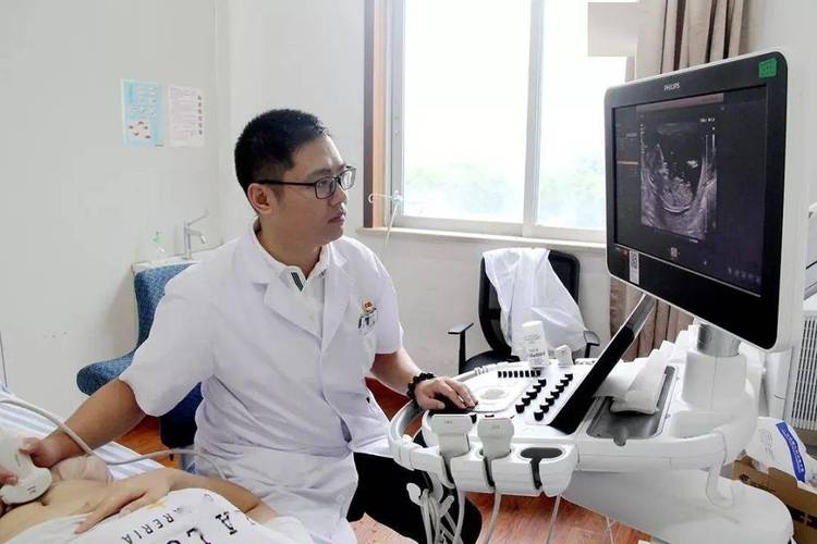 做 B 超医生一边做一边讲:这款彩超机图像清晰,操作便捷