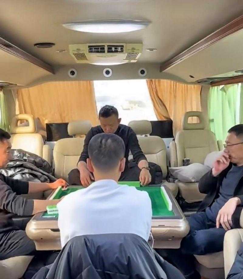 在车内打扑克,尽享舒适与便捷的游戏体验